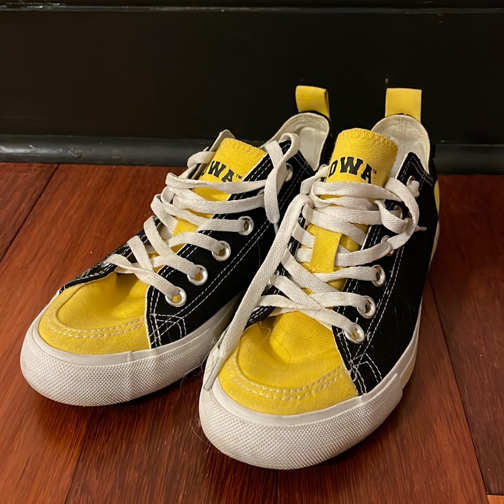 Iowa Hawkeyes Skicks-Size 7M